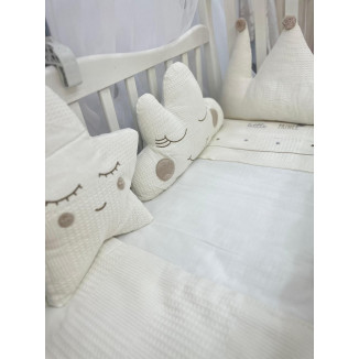  (حرام شتوي فرو هدية ) + طقم مفرش سرير بيبي أولاد – تصميم الأمير الصغير باللون الأوف وايت والبيج