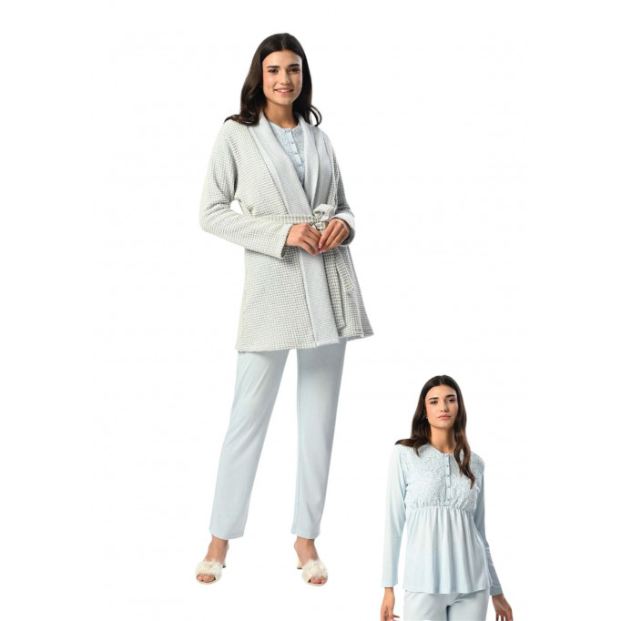 بيجاما شتوي بلوزة مصوفة لون زهر وروب صوف بوكلية زهر مونس