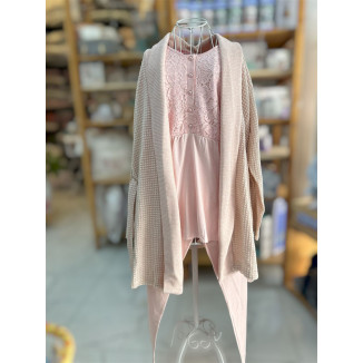 بيجاما شتوي بلوزة مصوفة لون زهر وروب صوف بوكلية زهر مونس