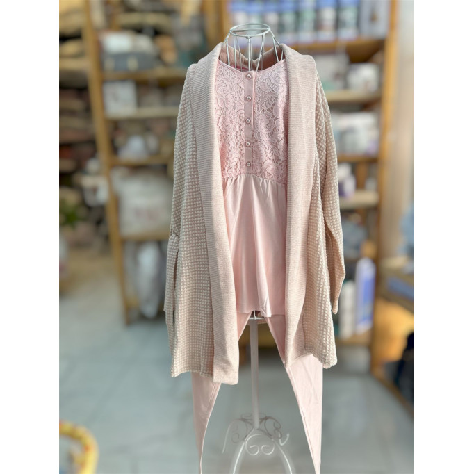 بيجاما شتوي بلوزة مصوفة لون زهر وروب صوف بوكلية زهر مونس