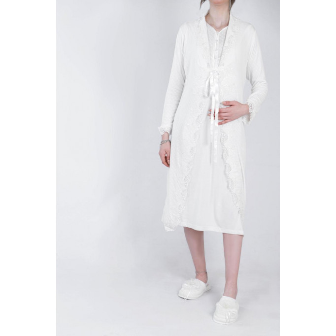 قميص نوم قطني بكم طويل مع روب طويل مخرم بتفاصيل دنتيل أنيقة – تصميم ربيعي ناعم 