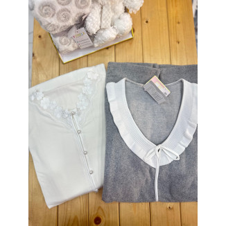 يجامة نفاس بزرار مع روب رمادي دافئ بتفاصيل ناعمة حوالين الرقبة