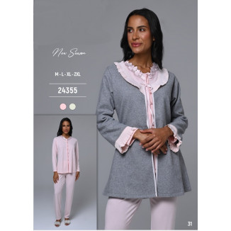 يجامة نفاس بزرار مع روب رمادي دافئ بتفاصيل ناعمة حوالين الرقبة