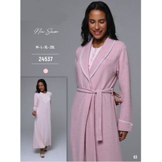 قميص نوم مصوف ناعم بأكمام طويلة وتفاصيل دانتيل ناعمة حوالين الصدر والأزرار