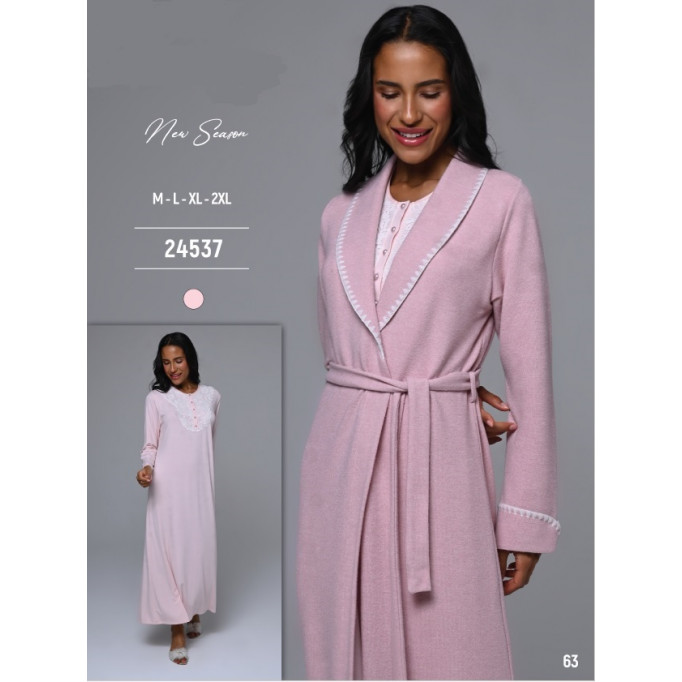 قميص نوم مصوف ناعم بأكمام طويلة وتفاصيل دانتيل ناعمة حوالين الصدر والأزرار